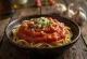 Sauce tomate à l'aneth et à l'ail servie
