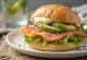 Bao buns au saumon et avocat servis