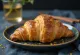 Croissant espagnol à la cannelle fraîchement cuit