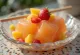 Warabi Mochi servi avec du jus de fruits et des fruits frais