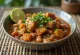 Feijoada au tempeh fumé servie avec citron vert et coriandre fraîche
