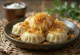 Pierogi aux pommes de terre servis avec crème et oignons frits