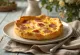 Quiche au fromage fumé et au jambon tranchée en présentation rustique