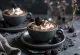 Mug de chocolat chaud garni de crème et de mûres