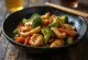 Wok de poulet aux légumes rôtis servi