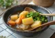 Nikujaga aux légumes, servi avec des légumes riches et appétissants et de la coriandre fraîche.