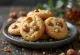 Biscuits aux noisettes et éclats de caramel servis