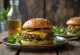 Burger bio au bœuf avec ingrédients frais