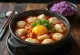 Sundubu Jjigae servi en bol profond, avec oignon nouveau et œuf