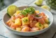 Lomi salmon à l'ananas avec légumes frais et saveurs piquantes