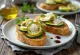 Bruschetta à la courgette, décorée de parmesan et basilic