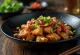 Poulet façon Sichuan servi avec du riz