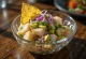 Ceviche frais servi avec lime, coriandre et avocat