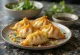 Gyoza au maïs, pièces au dessous doré servies avec coupelle de sauce soja