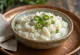 Chutney de coco servi, sauce blanche riche à la noix de coco