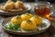 Corn dhokla, servi avec coriandre fraîche