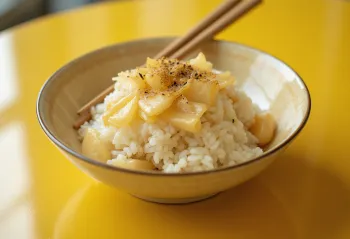 Takikomigohan au yuba servi avec sauce soja et légumes