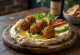 Plateau de mezze frais avec falafels, houmous, feta et légumes