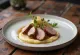 Magret de canard rôti servi avec une purée de pommes