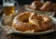 Bretzel frais maison aux graines de carvi, croustillant et brun doré