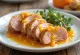 Magret de canard rôti servi avec une sauce à l'orange