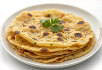 Bengan na thepla, servi avec de l'aubergine et des épices