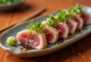 Katsuo tataki au wasabi, tranches de thon décorées de graines de sésame et d'oignon vert