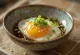 Onsen Tamago servi avec des graines de sésame