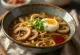 Bol de ramen aux champignons sautés, avec nouilles et garnitures