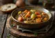 Soupe de lentilles aux légumes servie avec du pain frais.