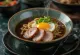 Bol de ramen au canard rôti, avec nouilles et garnitures