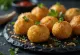Variante au tofu du Bolinho de bacalhau, boulettes dorées et frites.
