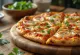 Pizza au kimchi avec fromage, coriandre et sésame, pâte dorée au four