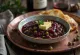 Sauce au vin rouge, câpres et curry en pot, servie avec des plats rôtis