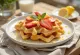 Gaufres de Pâques aux fraises fraîches et chantilly