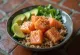 Poké bowl au riz complet, servi avec thon, avocat et coriandre fraîche