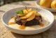 Malva pudding à la poire caramélisée pudding doux et soyeux servi avec des poires caramélisées