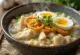 Arroz Caldo à l'ail frit, servi avec œuf et oignon vert frais