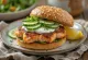Burger de saumon servi