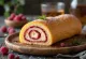 Bolo de rolo à la liqueur, coulis de framboise, décoré de sucre glace