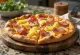 Pizza hawaïenne au jambon fumé servie