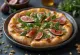 Pizza aux figues avec jambon prosciutto et miel