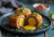 Scotch egg à la mexicaine, servi avec coriandre fraîche