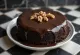 Gâteau truffé aux marrons décoré de glaçage au chocolat et poudre de cacao