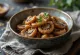 Champignons shiitake Gomae servis avec des épinards frais et des graines de sésame grillées