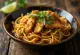 Mee Goreng au poulet servi avec légumes frais et œuf