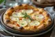 Pizza blanche au Grana Padano fraîchement cuite