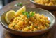 Couscous à l'huile d'olive épicée, décoré de coriandre fraîche et de citron