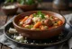 Fasolada à la viande fumée, soupe riche avec légumes et persil frais