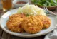 Menchi Katsu au chou galette de viande panée croustillante servie avec salade de chou